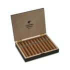 πούρα σε ξύλινο μαύρο κουτί πούρων