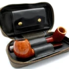 Peat Pipe Bag 2 δερμάτινη θήκη πίπας καπνού, με φερμουάρ, καφέ χρώμα, ανοιχτή με δύο πίπες μέσα