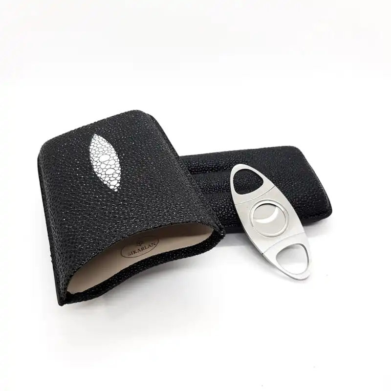 Black Leather Case With Metallic Cigar Cutter for 3 Cigars Ring 50 (4054), μαύρη δερμάτινη πουροθήκη για 3 πούρα, μαζί με πουροκόφτη