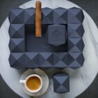 Quasar Matte Midnight Blue Σταχτοδοχείο σκούρο μπλε μεταλλικό με ένα πούρο επάνω