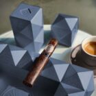 Quasar Matte Midnight Blue Σταχτοδοχείο σκούρο μπλε μεταλλικό με ένα πούρο επάνω