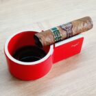 Κόκκινο Αλουμινένιο Σταχτοδοχείο για 1 Πούρο με ένα πούρο πάνω