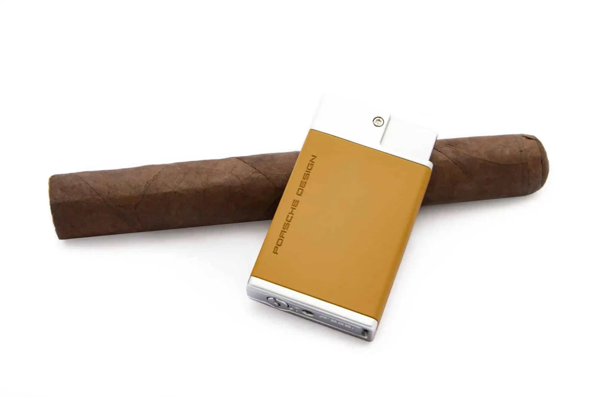 Αναπτήρας Double Jetflame Brown αντιανεμικός επαναγεμιζόμενος βουτανίου καφέ-ασημί χρώμα δίπλα από ένα πούρο