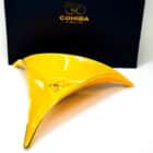 Κεραμικό Κίτρινο Τρίγωνο Σταχτοδοχείο 3 Πούρων μπροστά από το μαύρο κουτί του