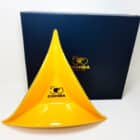 Κεραμικό Κίτρινο Τρίγωνο Σταχτοδοχείο 3 Πούρων πάνω στο μαύρο κουτί του