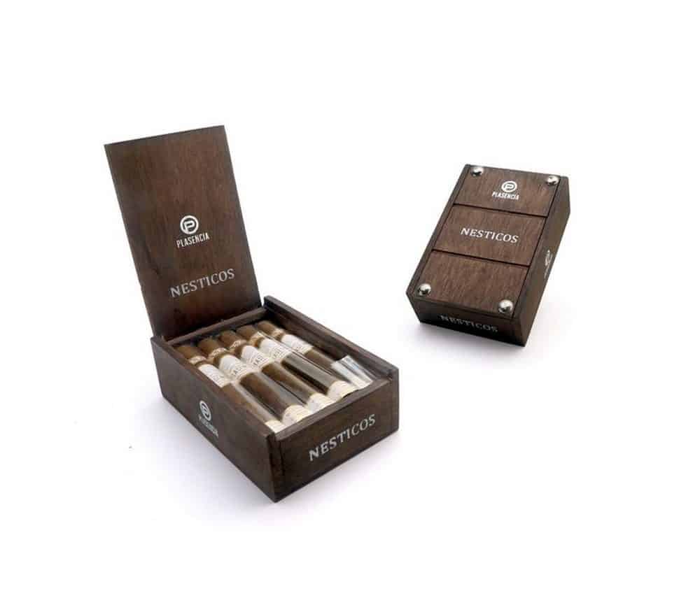 Reserva Original Nestico πούρο Νικαράγουας μήκους 114 χιλιοστών και διαμέτρου 36 χιλιοστών γεύση αμυγδάλου και κέδρου με δαχτυλίδι της εταιρίας Plasencia μέσα στο ξύλινο καφέ κουτί τους