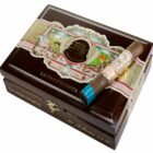 La Gran Oferta Robusto πούρο ρομπούστο Νικαράγουας μήκος 127 χιλιοστά διάμετρος 50 χιλιοστά πάνω στο κλειστό ξύλινο καφέ κουτί του