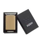 Classic Brushed Brass Αναπτήρας μεταλλικός γυαλιστερός κιτρινωπό χρώμα μέσα στο μαύρο κουτί του