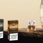 giallo cigarillos vaniglia πουράκια με γεύση βανίλιας δύο κουτιά μαζί με βαρέλι και ποτήρι ουίσκι