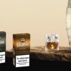 giallo cigarillos vaniglia πουράκια με γεύση βανίλιας δύο κουτιά μαζί με βαρέλι και ποτήρι ουίσκι