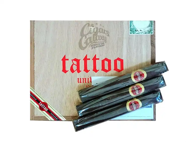 Tattoo Universo Toro πούρο τόρο Νικαράγουα Εκουαδόρ πάνω στο ξύλινο κουτί τους