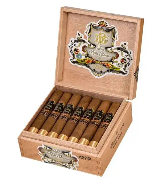 Don Pepin Garcia Clasicos robusto πούρο ρομπούστο 127 χιλιοστά μήκος 50 χιλιοστά διάμετρος Νικαράγουα πούρα μέσα στο ξύλινο κουτί τους ανοιχτό καπάκι