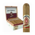 κουτί πούρων ανοιγμένο γεμάτο με πούρα