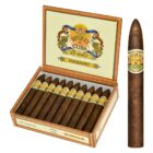 κουτί πούρων κρεμ ανοιγμένο γεμάτο με πούρα