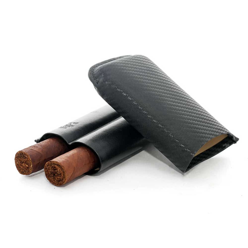 μαύρη δερματίνη πουροθήκη με σχέδιο carbon ανοιχτή με δύο πούρα μέσα