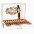 λευκό κουτί πούρων γεμάτο με πούρα