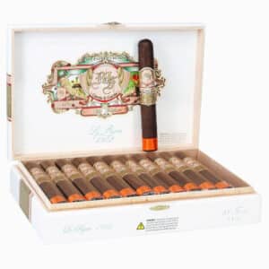 λευκό κουτί πούρων γεμάτο με πούρα