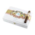 λευκό κουτί πούρων κλειστό με ένα πούρο επάνω