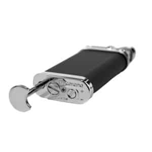 μαύρος αναπτήρας πίπας με ασημένιες λεπτομέρειες με περίτεχνο μηχανισμό ανάφλεξης