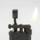 μαύρος αναπτήρας πίπας με ανάγλυφη λεπτομέρεια με περίτεχνο μηχανισμό ανάφλεξης