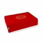 κουτί πούρων σε υφασμάτινη κόκκινη θήκη