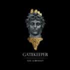 λογότυπο με ένα κεφάλι αγάλαμτος γκρι με χρυσές λεπτομέρειες και γράφει gatekeeper alec & bradley