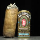 καπνισμένο πούρο με δαχτυλίδι δίπλα