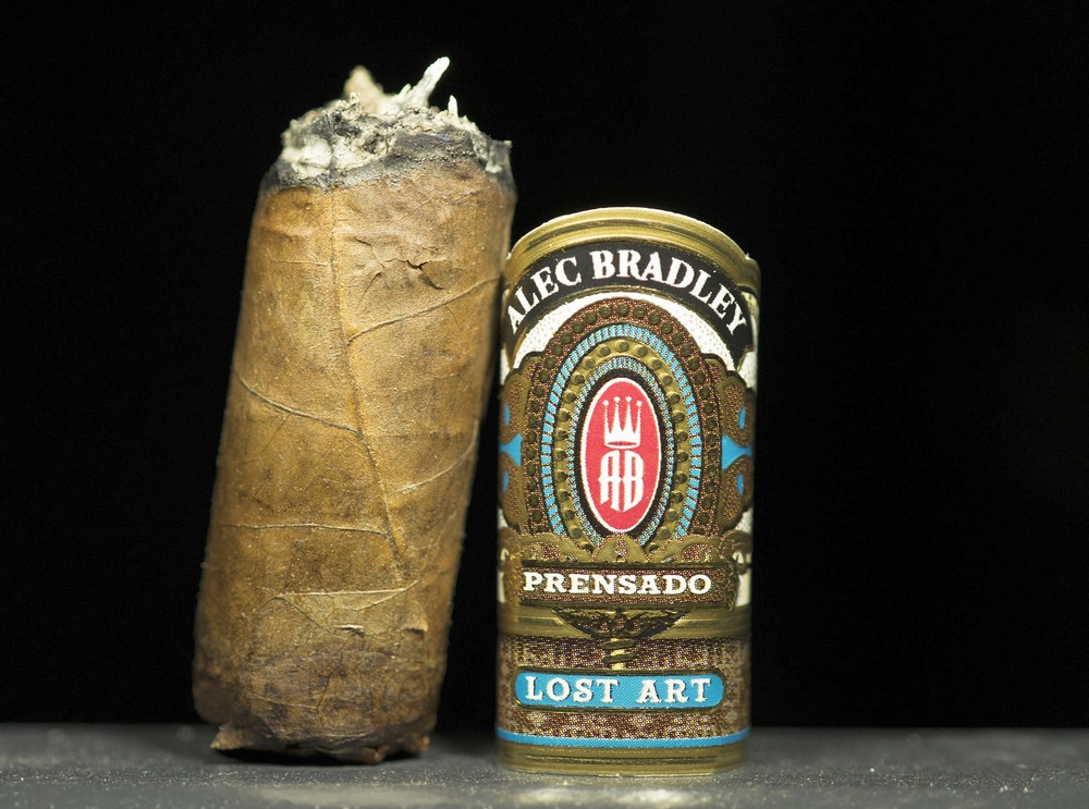 καπνισμένο πούρο με δαχτυλίδι δίπλα