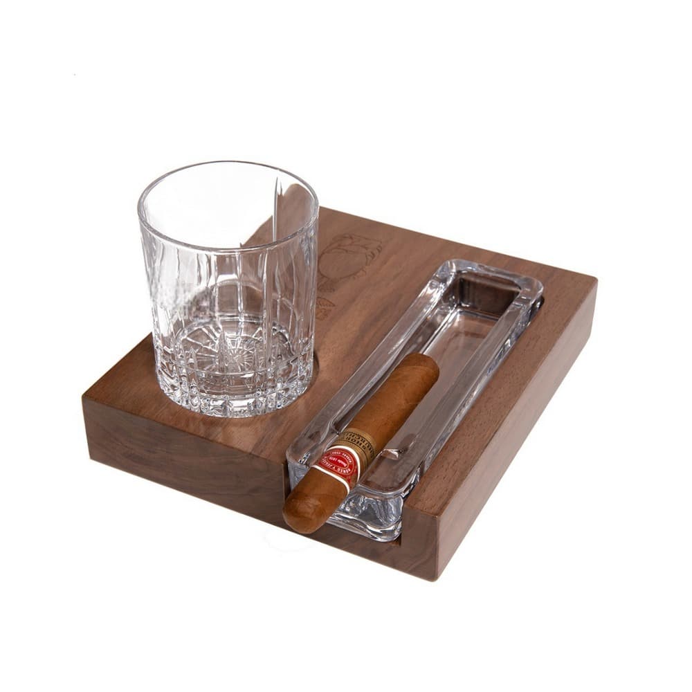 ξύλινη κατασκευή συνδυάζει σταχτοδοχείο γυάλινο πούρου με βάση για ποτήρι φαίνεται και το ποτήρι και το πούρο.