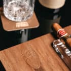 ξύλινη κατασκευή συνδιάζει σταχτοδοχείο γυάλινο πούρου με βάση για ποτήρι