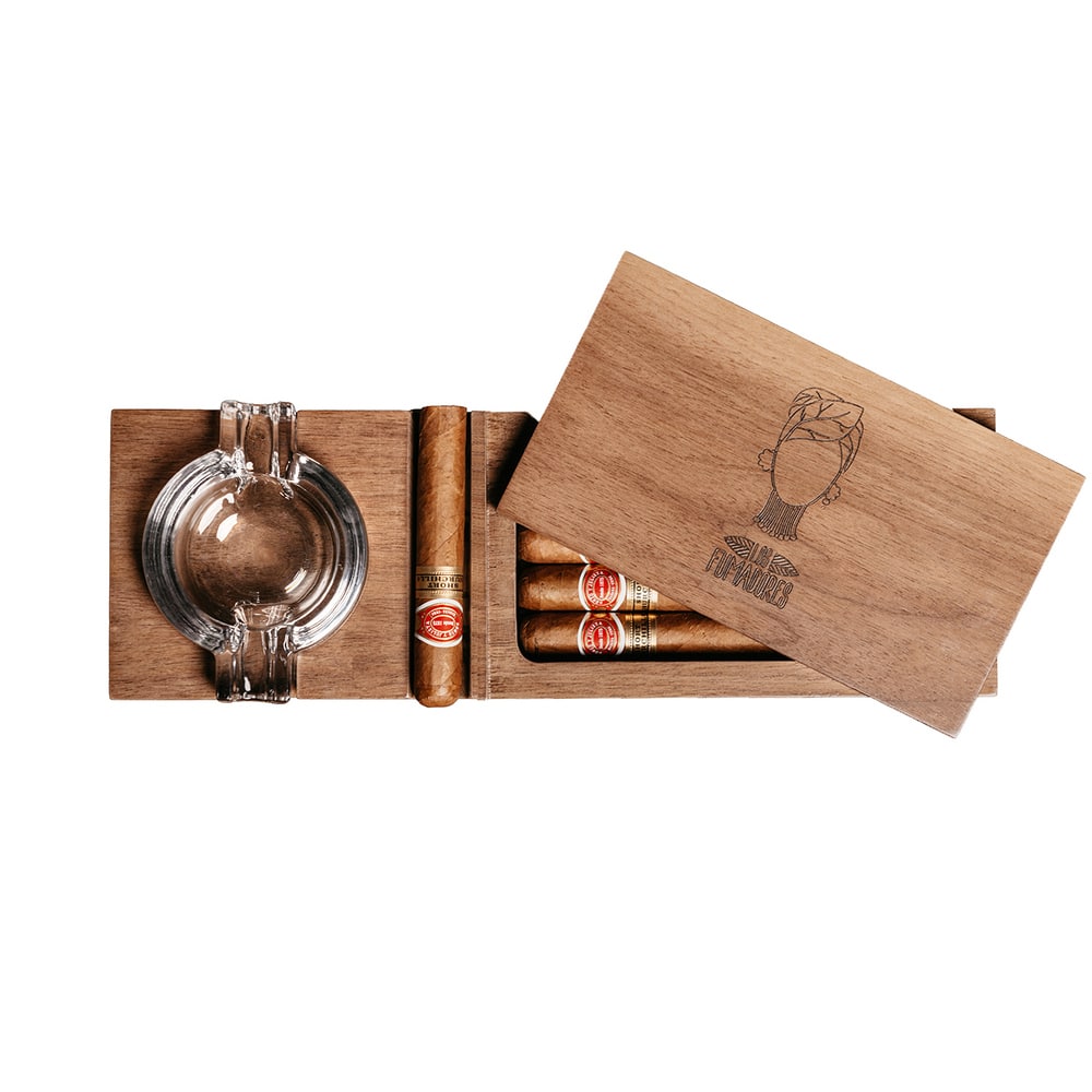 Σετ Σταχτοδοδειο Και Πουροθήκη θήκη πούρου ξύλινη ανοιχτό καφέ χρώμα με σχέδιο los fumadores επάνω πούρο γυάλινο σταχτοδοχείο