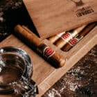 Σετ Σταχτοδοδειο Και Πουροθήκη θήκη πούρου ξύλινη ανοιχτό καφέ χρώμα με σχέδιο los fumadores επάνω πούρο γυάλινο σταχτοδοχείο