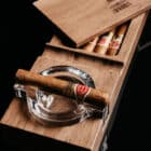 Σετ Σταχτοδοδειο Και Πουροθήκη θήκη πούρου ξύλινη ανοιχτό καφέ χρώμα με σχέδιο los fumadores επάνω πούρο γυάλινο σταχτοδοχείο