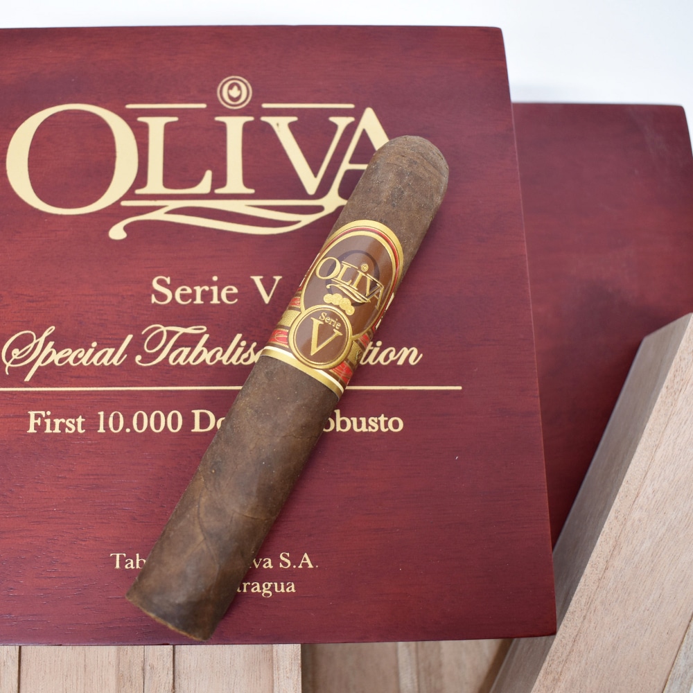 Serie V Special Tabolisa 1 Edition Double Robusto πούρο ρομπούστο Νικαράγουα πάνω στο κουτί του με λογότυπο Oliva επάνω