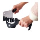 Ακονιστήρι Μαχαιριών χειρός σε μαύρο χρώμα με τρεις υποδοχές για μαχαίρια δύο χέρια που ακονίζουν έναν μπαλτά μαχαίρι