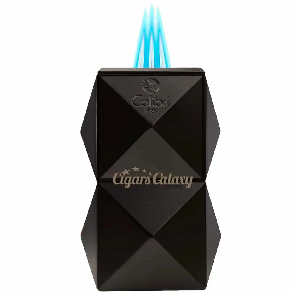 COLIBRI - Quasar Επιτραπέζιος Αναπτήρας Πούρου Τριπλός Jet Μαύρος (LI710T1) αντιανεμικός, αναμμένος