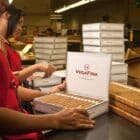 εργοστάσιο κατασκευής πούρων, εργάτες που φτιάχνουν πούρα