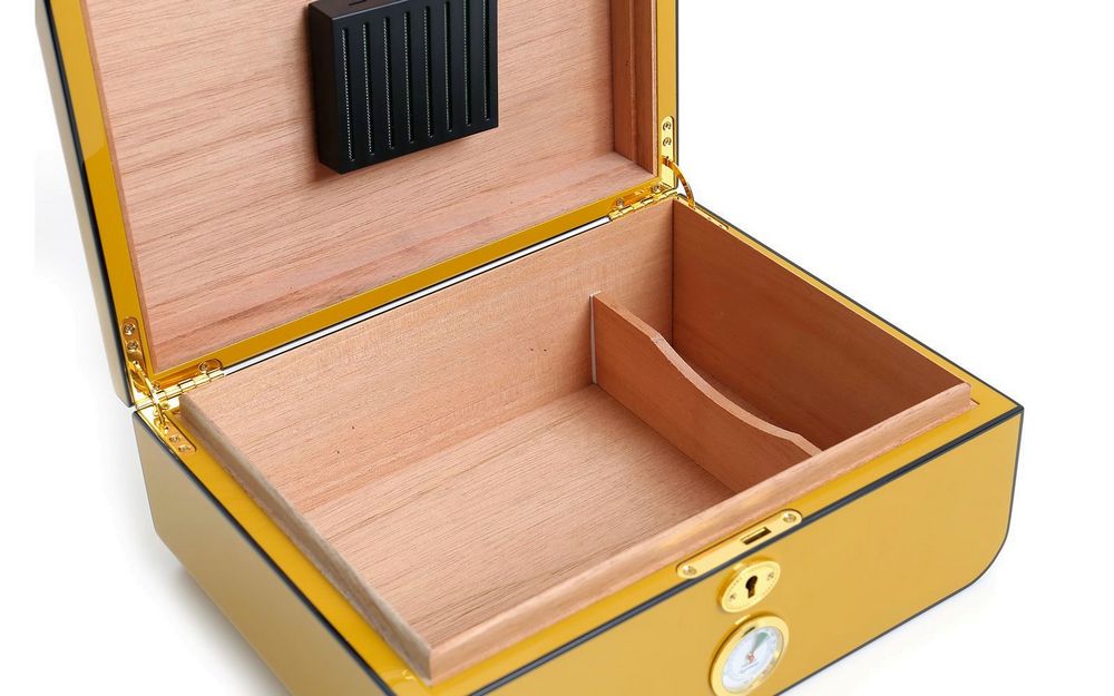 SAVINELLI - Yellow Lacquered Humidor in Carbon Fiber (S61201L), υγραντήρας