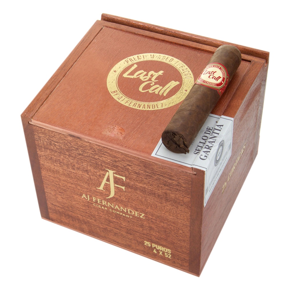 AJ FERNANDEZ - Last Call Corticas πούρο, πάνω σε ξύλινο κουτί πούρων
