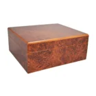 Ξύλινο humidor-set σε καφέ χρώμα κερασιάς για 25 πούρα. Με υγρόμετρο και υγραντικό στοιχείο, πουροκόφτη, δερμάτινη θήκη και σταχτοδοχείο!