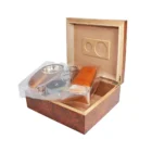 Ξύλινο humidor-set σε καφέ χρώμα κερασιάς για 25 πούρα. Με υγρόμετρο και υγραντικό στοιχείο, πουροκόφτη, δερμάτινη θήκη και σταχτοδοχείο!