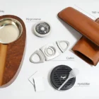 Ξύλινο humidor-set σε καφέ χρώμα κερασιάς για 25 πούρα. Με υγρόμετρο και υγραντικό στοιχείο, πουροκόφτη, δερμάτινη θήκη και σταχτοδοχείο!
