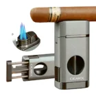 3-Jet αναπτήρας Cigarol με ενσωματωμένο πουροκόφτη V-cut σε όμορφο ασημί χρώμα. Το καπάκι του χρησιμεύει και σαν βάση πούρου. 