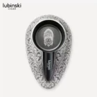 Το μεταλλικό σταχτοδοχείο Lubinski συνδυάζει κομψότητα και αυθεντικότητα σε ένα εντυπωσιακό design. Κατασκευασμένο από ανθεκτικό μέταλλο.