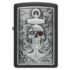 Ο Zippo Skull Anchor Emblem ξεχωρίζει με την εντυπωσιακή του εμφάνιση: πάνω σε μαύρη ματ επιφάνεια παρουσιάζεται ανάγλυφο έμβλημα με κρανίο και άγκυρα.