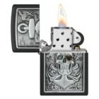 Ο Zippo Skull Anchor Emblem ξεχωρίζει με την εντυπωσιακή του εμφάνιση: πάνω σε μαύρη ματ επιφάνεια παρουσιάζεται ανάγλυφο έμβλημα με κρανίο και άγκυρα.