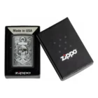 Ο Zippo Skull Anchor Emblem ξεχωρίζει με την εντυπωσιακή του εμφάνιση: πάνω σε μαύρη ματ επιφάνεια παρουσιάζεται ανάγλυφο έμβλημα με κρανίο και άγκυρα.