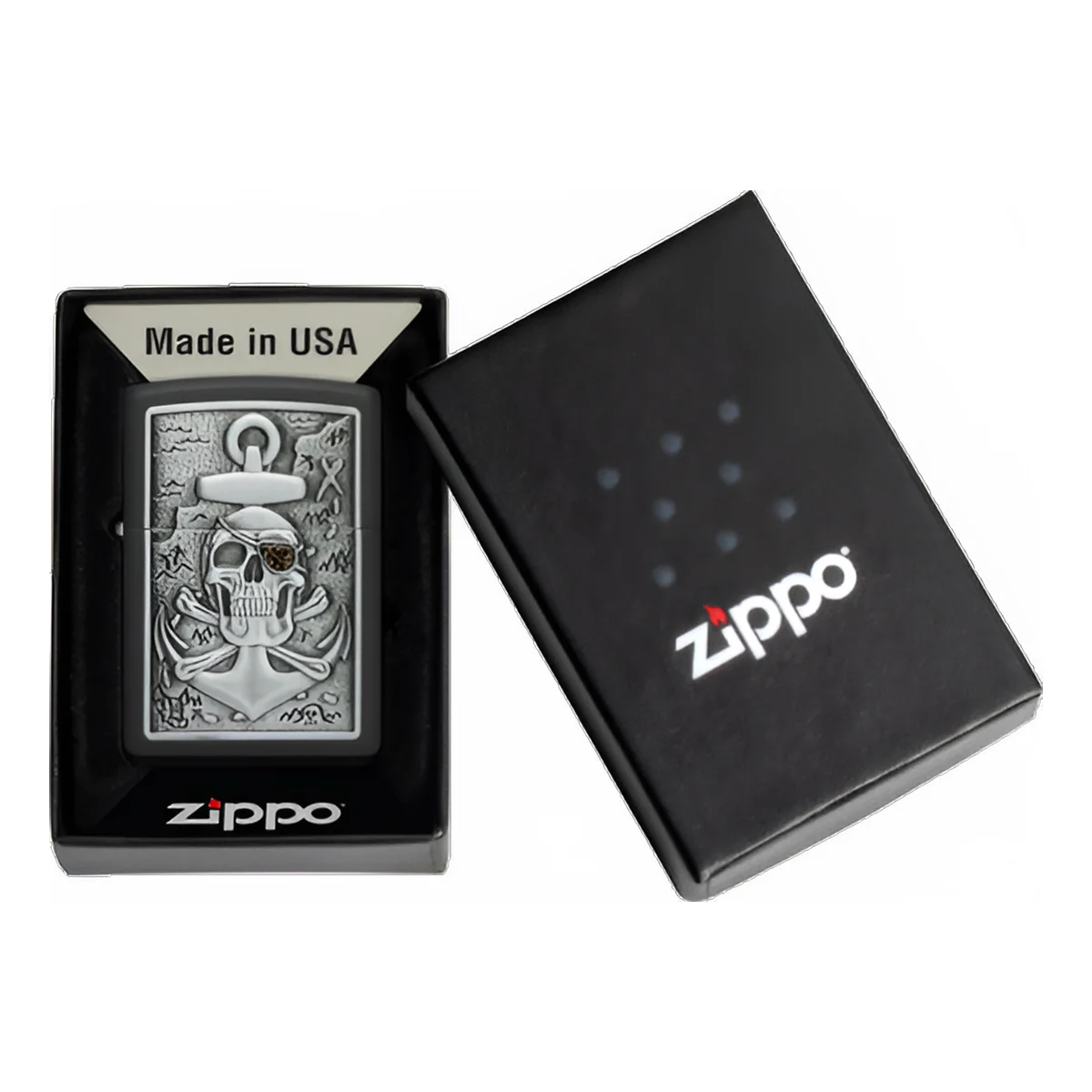 Ο Zippo Skull Anchor Emblem ξεχωρίζει με την εντυπωσιακή του εμφάνιση: πάνω σε μαύρη ματ επιφάνεια παρουσιάζεται ανάγλυφο έμβλημα με κρανίο και άγκυρα.