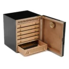 Το Adorini Cabinet Black είναι ένα κομψό και λειτουργικό cabinet humidor, ιδανικό για τη σωστή φύλαξη και οργάνωση πούρων.