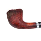 Η Chacom Pipe of the Year 2025 αποτελεί μία από τις πιο εκλεπτυσμένες δημιουργίες της παραδοσιακής γαλλικής εταιρείας. Κατασκευασμένη στο Saint-Claude.